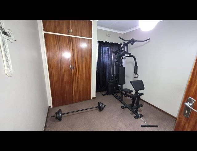 3 BEDROOM HOUSE TO LET IN MODEL PARK